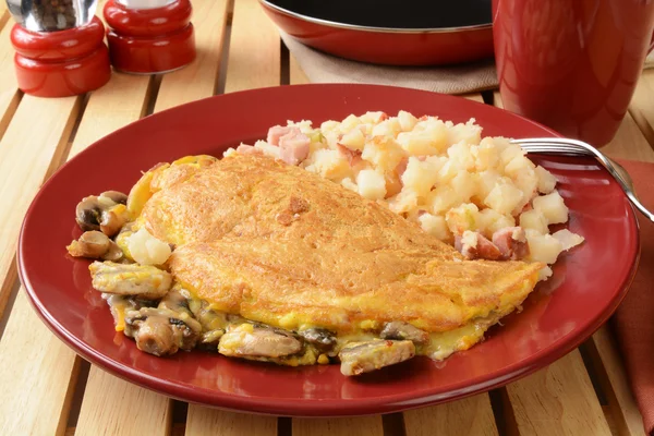 Omlet ze smażonymi ziemniakami — Zdjęcie stockowe