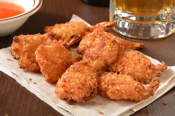 Kokos garnalen met mok van bier — Stockfoto