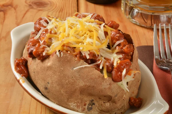 Baked potato with chili — Stock Photo, Image