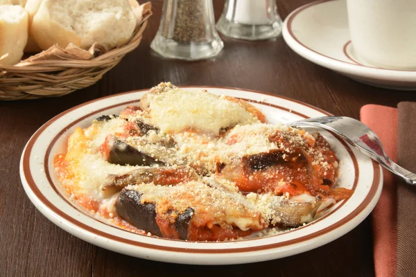 Parmigiana di Melanzane with dinner rolls — Stock Photo, Image