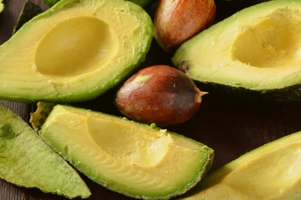 Grüne geschnittene Avocado — Stockfoto