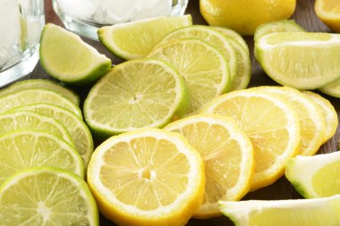 Limon ve limon dilimleri