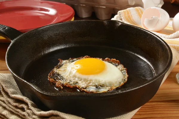 Fried egg in cast iron skillet — Stock Photo, Image