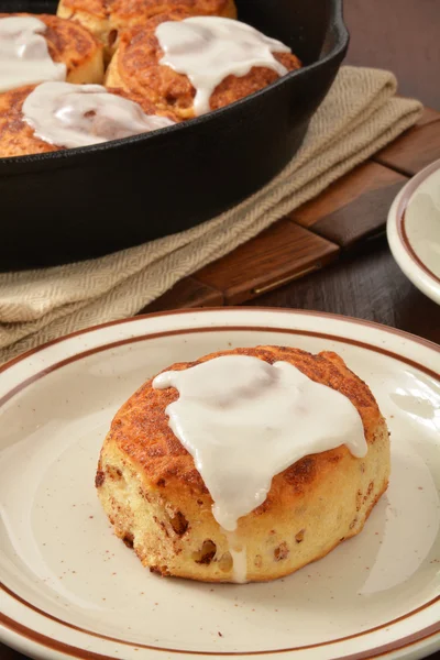 Fresh baked cinnamon roll — Stock Photo, Image