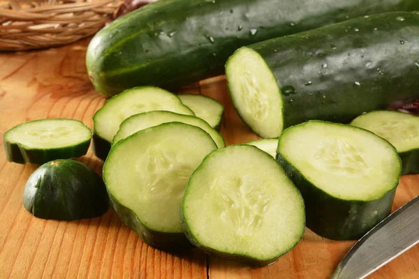 Verse biologische komkommers — Stockfoto
