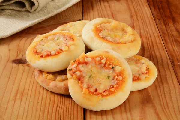 Mini pizzas de queijo — Fotografia de Stock