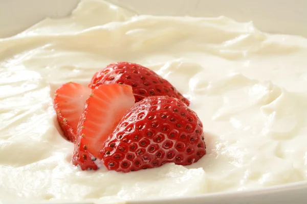Jordgubbar i vanilj yoghurt — Stockfoto