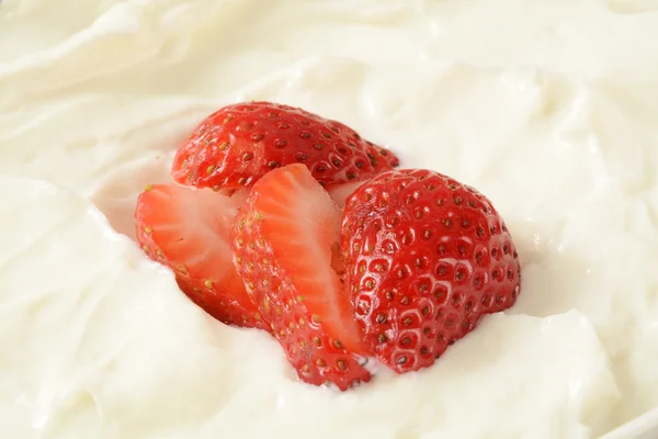 Fresh strawberries and cream — Stock Photo, Image