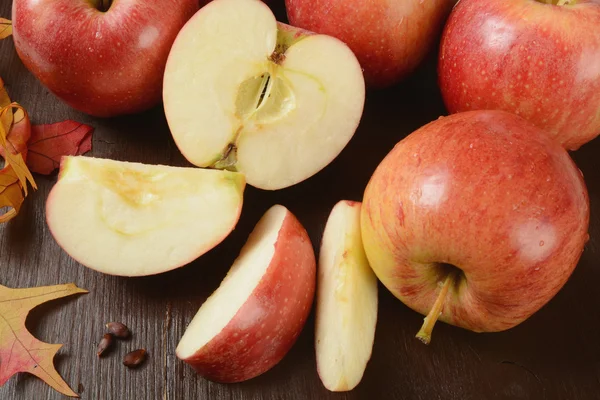 Pommes tranchées sur la table — Photo