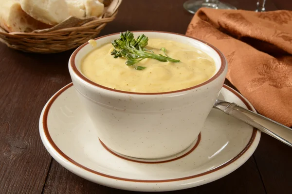 ディナー ロールとブロッコリーのスープ — ストック写真