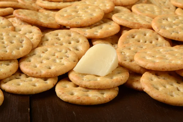 Parte de queijo em biscoitos finos — Fotografia de Stock