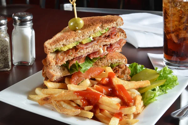 Томатный сэндвич с картошкой фри и колой — стоковое фото