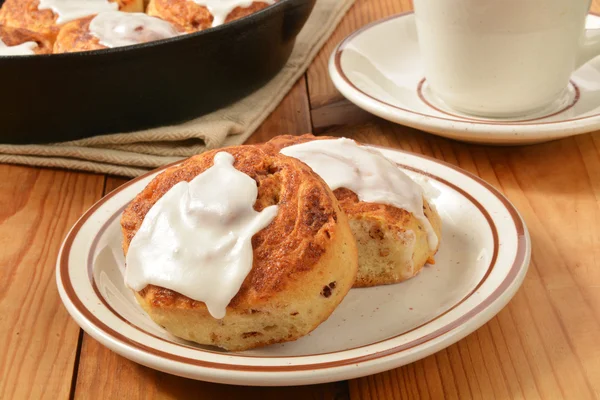 Cinnamon rolls with frosting — Stock Photo, Image