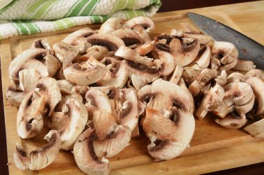 düğme mantar dilimlenmiş