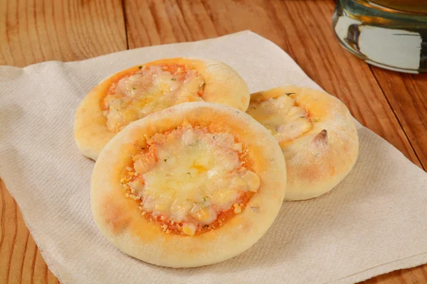 Mini pizzas de queijo — Fotografia de Stock