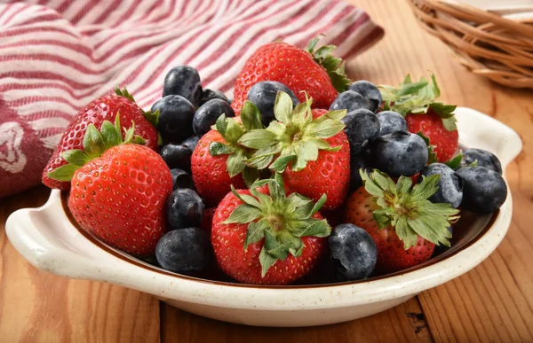 Fresh strawberries and blueberries — Stock Photo, Image