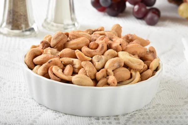 Skål med rostade saltade cashewnötter — Stockfoto