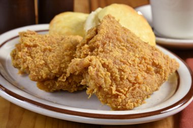 bisküvi ile kızarmış tavuk