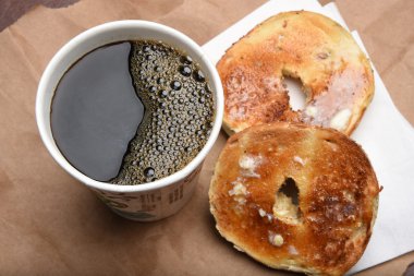 kahve ve çörek parçaları