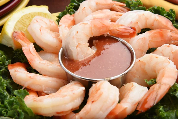 Shrimps cocktail with lemon wedges — Stock Photo, Image
