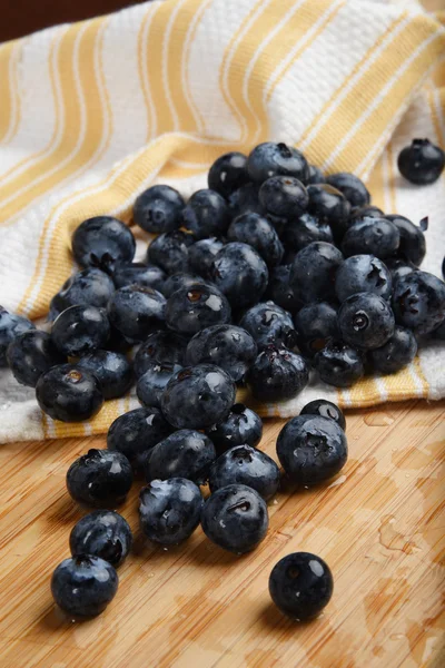 Organic blueberries drying on towel — Stock Photo, Image