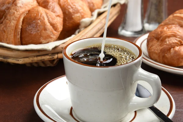 Pouring coffee creamer — Stock Photo, Image