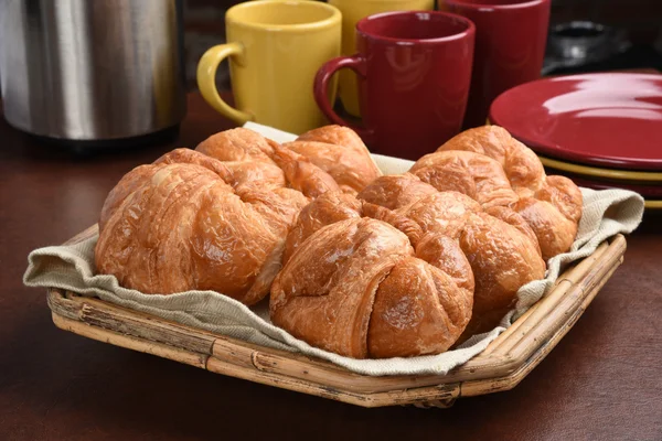 Mandje met verse croissants — Stockfoto