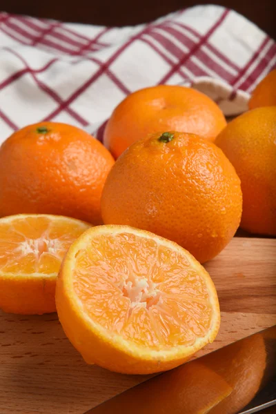 Нарезанные апельсины на борту — стоковое фото