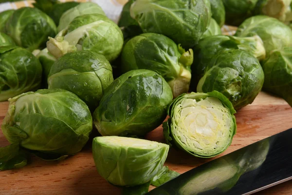 Rosenkohl sprießt auf Schneidebrett — Stockfoto