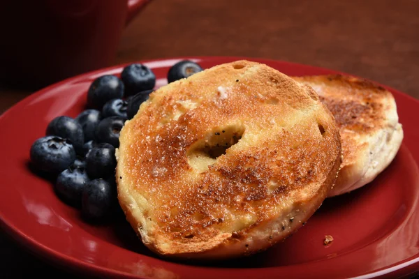 Bagel tostato affettato imburrato e mirtilli freschi — Foto Stock