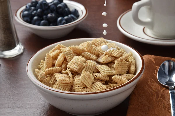 Milk pouring onto breakfast cereal — Stock Photo, Image