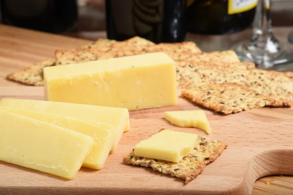 Cheddar cheese with gourmet crackers — Stock Photo, Image
