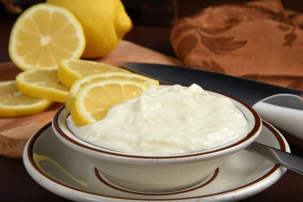 Joghurt mit frischen Zitronenscheiben — Stockfoto