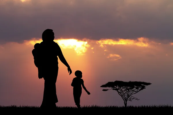 Femme et enfant africains au coucher du soleil — Photo