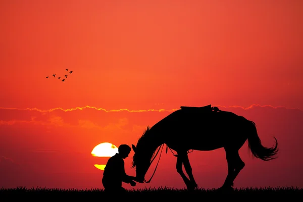 Homem e cavalo ao pôr-do-sol — Fotografia de Stock