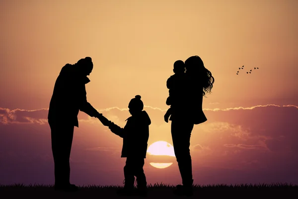 Familie silhouet bij zonsondergang — Stockfoto