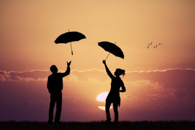 şemsiye ile birkaç gün batımında