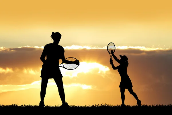 Gün batımında Tenis oynayan kız — Stok fotoğraf