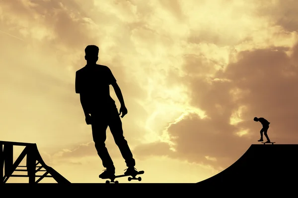Skateboardåkare i solnedgången — Stockfoto