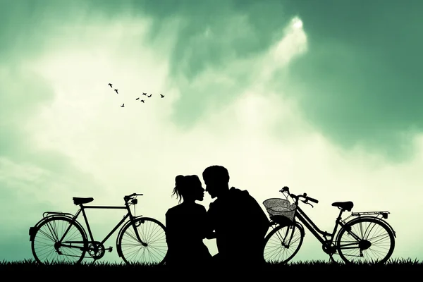 Pareja con bicicletas al atardecer —  Fotos de Stock