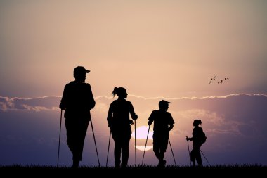 İnsanlar gün batımında trekking