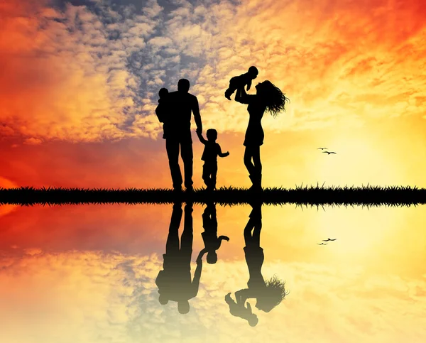 Radostné rodina při západu slunce — Stock fotografie