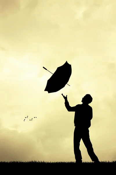 Homme sous la pluie silhouette — Photo