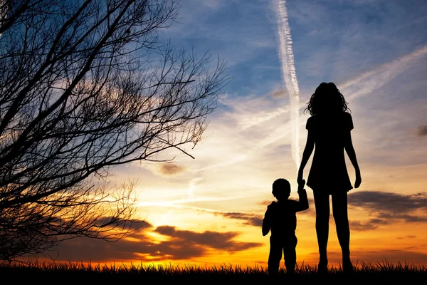 Мати і син дивляться захід сонця — стокове фото