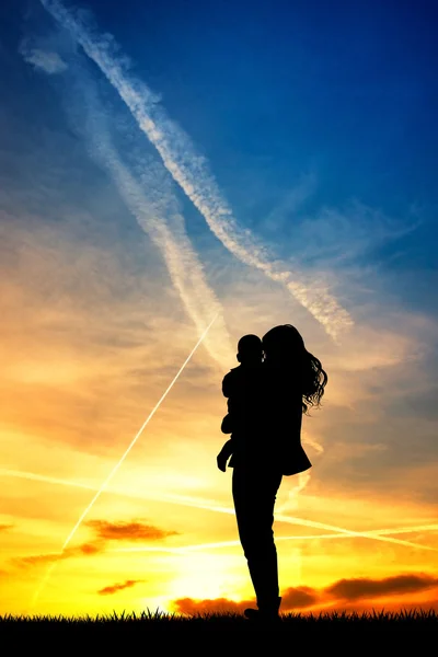 Mutter mit Sohn schaut in den Sonnenuntergang — Stockfoto