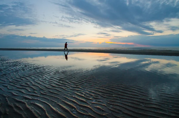 Caminar hacia el mar al amanecer — Foto de Stock