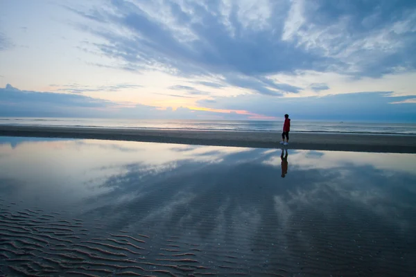 Caminar hacia el mar al amanecer — Foto de Stock