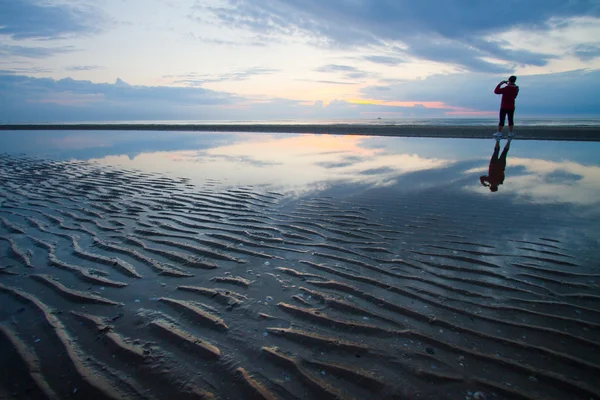 Caminar hacia el mar al amanecer — Foto de Stock