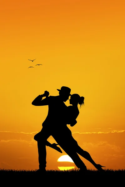Couple dancing tango at sunset — Stock Photo, Image