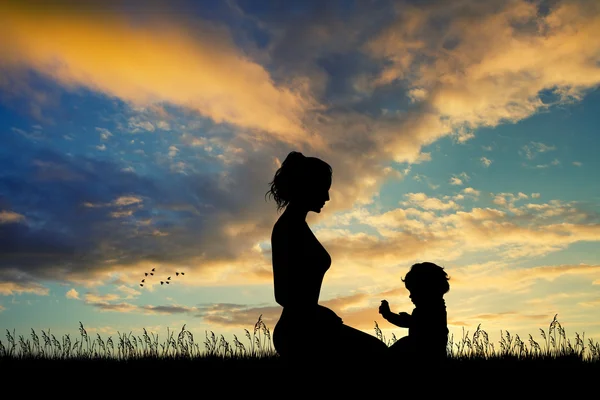 Anne ile oğlu gün batımında — Stok fotoğraf